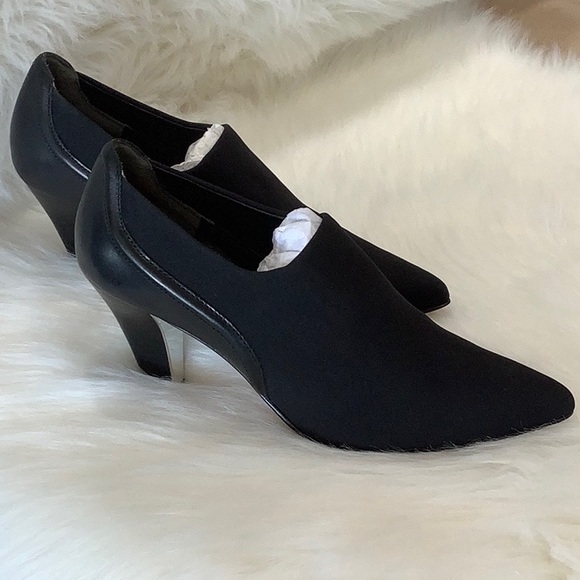 NWOB Donald J Pliner
Tyra Pointed-Toe Ankle Boot - Picture 8 of 16